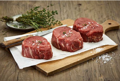 3 Tenderloin Steaks dry aged zum online kaufen auf einem Holzbrett. 