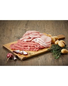 Eine Auswahl an dünn geschnittenem Rindfleisch für Raclette, Schweinefleisch und Putenbrust, begleitet von Thymian und Knoblauch, sorgfältig für ein Raclette-Essen angerichtet. Das Fleisch ist appetitlich präsentiert und bereit zum Grillen.